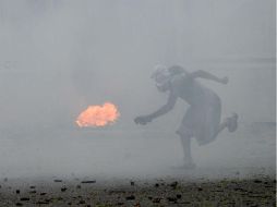 Entre gases lacrimógenos y bombas molotov, estudiantes y autoridades se enfrentaron en una cruenta batalla. AFP / F. Parra