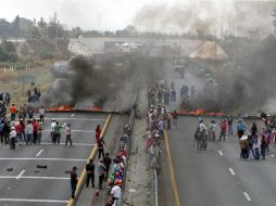 Habitantes de Palmarito, que presuntamente viven del robo de combustible, enfrentaron a las autoridades en la autopista Puebla-Orizaba. SUN /