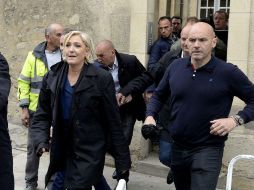 Le Pen llegó a mediodía a Reims para visitar la catedral de esta ciudad, lugar donde fueron entronizados varios reyes. AFP / F. Nascimbeni