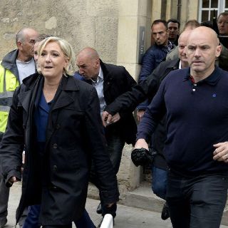 Manifestantes abuchean a Marine Le Pen en Reims