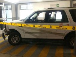 El cuerpo es llevado a bordo de una Ford Expedition en color blanca con placas del Estado de México y manchas de sangre en su exterior. ESPECIAL /