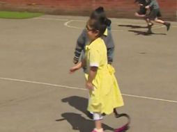 En la grabación se observa a Anu de siete años, de Birmingham, Reino Unido, cuando llega al patio de su escuela. TWITTER / @bbcmtd