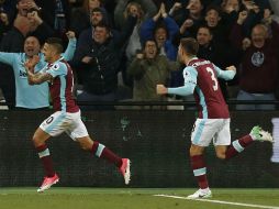 Lanzini (I) celebra el tanto del West Ham que echa por tierra la ilusión de campeonato del Tottenham. AFP / I. Kington