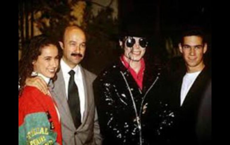 En su cuenta de Twitter, se publicó una imagen donde aparece Jackson junto al ex presidente de México. TWITTER / @michaeljackson