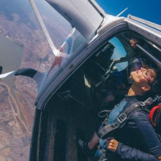 Eiza González presume salto en paracaídas