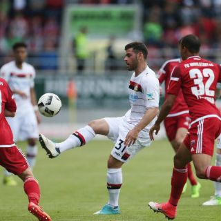 'Chicharito' se queda en la banca en empate del Bayer