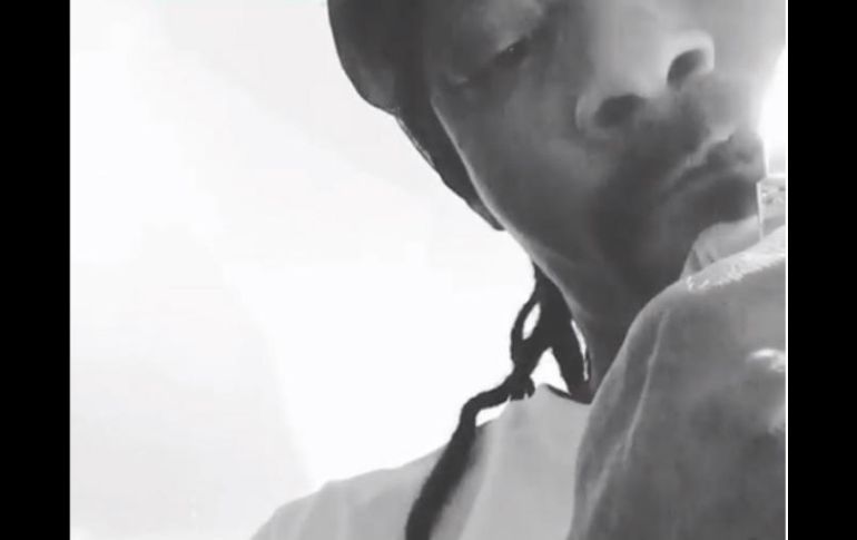 Con cigarro en mano, el rapero estadounidense recuerda a la fallecida cantante. INSTAGRAM / snoopdogg