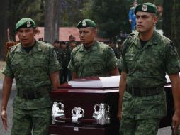 El Ejército rindió homenaje póstumo a cuatro elementos que murieron en el enfrentamiento de Palmarito Tochapan. EFE / F. Guasco
