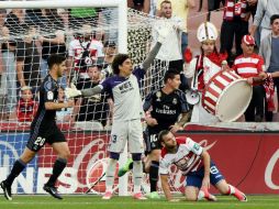 Los Merengues se ubican en segunda posición de la tabla, con los mismos puntos que el Barcelona (84), pero peor diferencia de goles. EFE / M. A. Molina