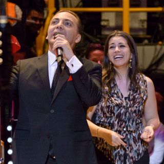 Cristian Castro pide matrimonio a su novia en mitad de concierto