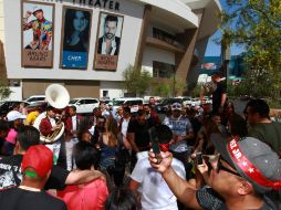 Con música de banda y tomando cerveza, los aficionados viven su pelea. NTX / F. Estada