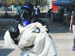 Dualidad. La artista Emilie Racine ocultó su rostro con dos cabezas de cuervos para dar inicio a su performance. EL INFORMADOR / G. Gallo
