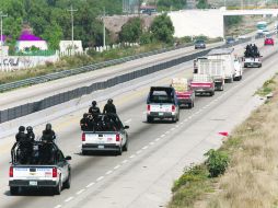 Resguardo. Agentes estatales recorren las vialidades para erradicar los actos ilegales. EFE /