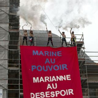 Activistas de Femen despliegan un cartel contra Le Pen