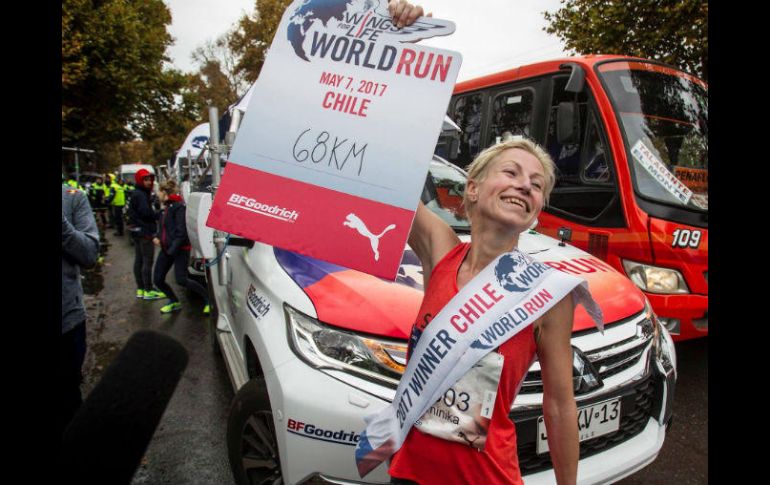 En Chile, la polaca Dominika Stelmach fue la mujer ganadora a nivel mundial con 68.21 kilómetros corridos. ESPECIAL / Wings for life
