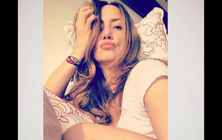 En la imagen se le ve recostada y con la mano sobre la cabeza. INSTAGRAM / andrealegarreta