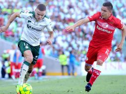 Jonathan Rodríguez (I) anotó el primer tanto de los laguneros. AFP / O. Wong