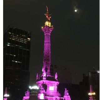 El Ángel se ilumina de morado por el día contra la hipertensión pulmonar