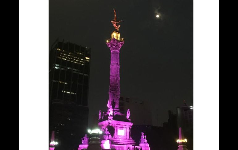 Con música y cantos entonados por niños y jóvenes, el emblemático Ángel de la Independencia se iluminó de morado. NTX /