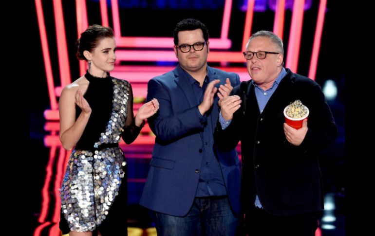Emma Watson subió al escenario junto a Josh Gad y el director Bill Condon. AFP / K. Winter