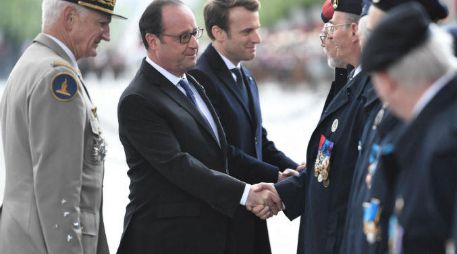 François Hollande (c-i) y Emmanuel Macron (c-d), durante una ceremonia por el Día de la Victoria. EFE / S. De Sakutin