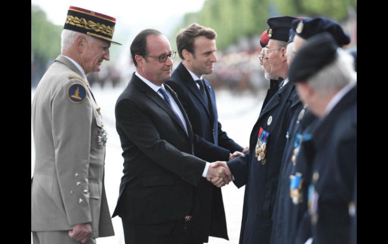 François Hollande (c-i) y Emmanuel Macron (c-d), durante una ceremonia por el Día de la Victoria. EFE / S. De Sakutin