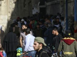 Unas mil 022 personas, entre ellas 568 combatientes y sus familias ya abandonaron la capital. EFE /