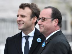 Macron apareció este lunes con Hollande para conmemorar la derrota de Alemania en la Segunda Guerra Mundial. AFP / S. De Sakutin