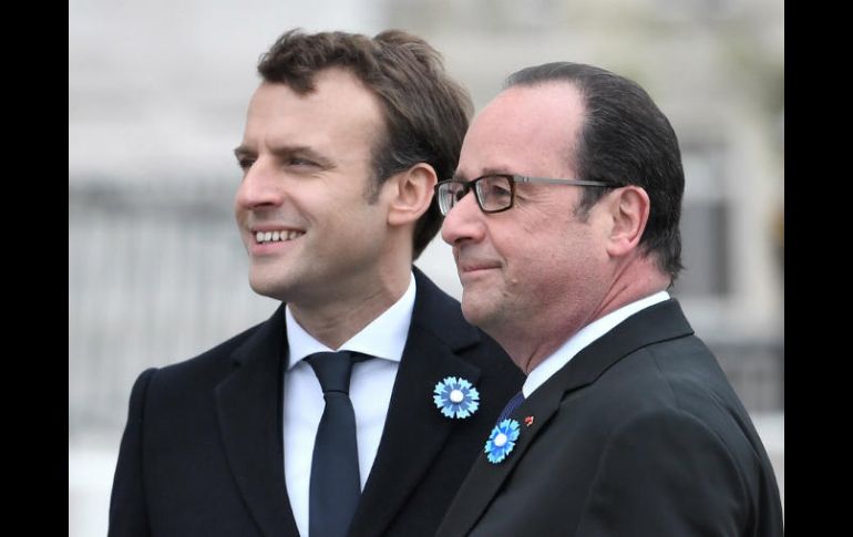 Macron apareció este lunes con Hollande para conmemorar la derrota de Alemania en la Segunda Guerra Mundial. AFP / S. De Sakutin