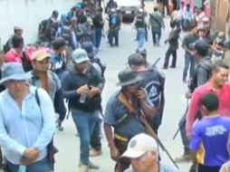 Durante la marcha, los miembros de la policía comunitaria de Tlacotepec desfilaron con sus armas al hombro. YOUTUBE / AGENCIA EFE