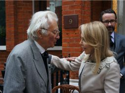 Silvia Lemus, viuda de Carlos Fuentes, saluda al historiador en Londres, en 2015. NTX / ARCHIVO