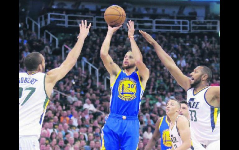 Stephen Curry (#30) encabezó la ofensiva de los Warriors al conseguir 30 puntos ayer por la noche. AP /