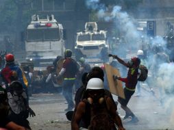 Gases lacrimógenos, bombas molotov y piedras aturden las calles en una nueva protesta en Venezuela. NTX / J. Cohen