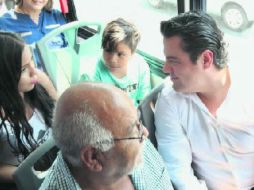 El Gobernador Aristóteles Sandoval recorrió la troncal Artesanos y platicó con usuarios. ESPECIAL /