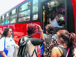 Los usuarios de la primera ruta empresa tuvieron que hacer largas filas y padecieron la saturación de los camiones. EL INFORMADOR / E. Barrera