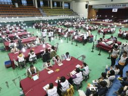 Miembros de mesas electorales reciben instrucciones antes del recuento de votos en un colegio electoral en Sejong. EFE / YONHAP