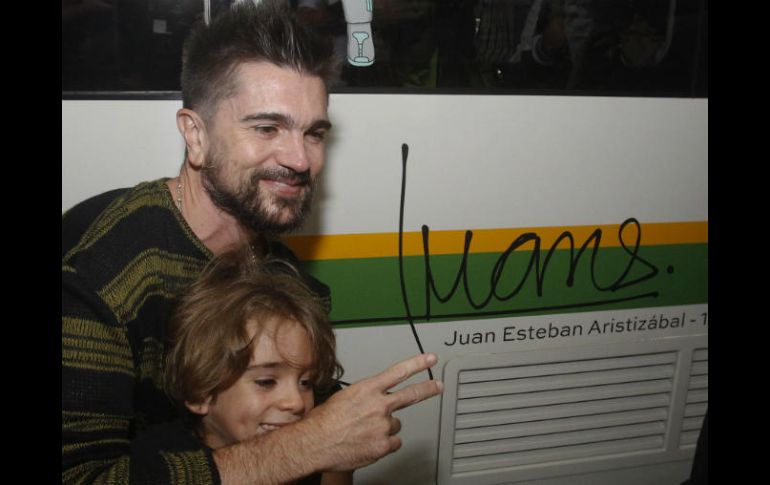 Juanes se subió al metro acompañado por su esposa, sus tres hijos y el alcalde de la ciudad. EFE / L. Noriega
