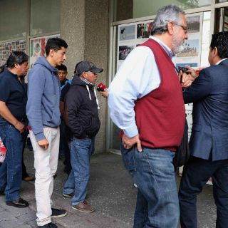 Padres de los 43 reabren accesos de PGR; no retiran plantón