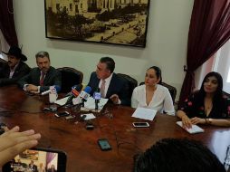 Hugo Contreras, acompañado por el resto de los diputados de la fracción, presenta la iniciativa. TWITTER / @LegislativoJal