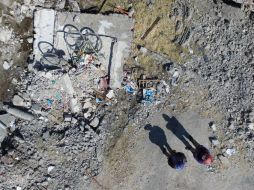 Foto tomada por un dron del sitio donde sucedió la explosión. Dos personas observan las ruinas de lo que fue una vivienda. AFP /