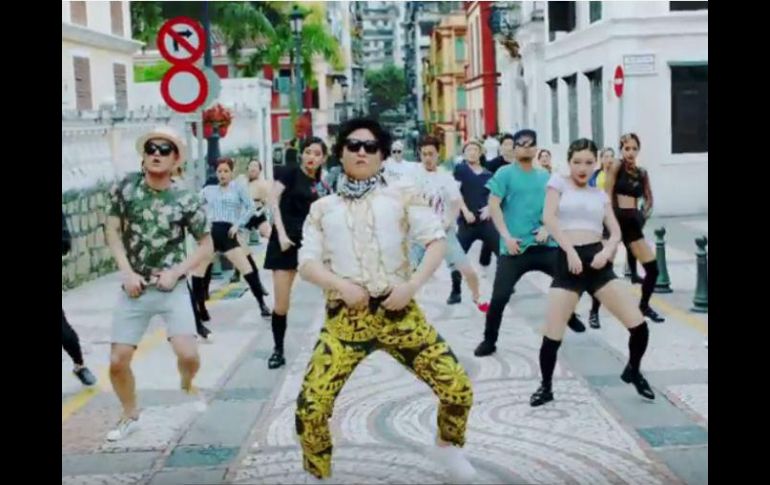 Fotograma del videoclip de 'New face', que cuenta con una elaborada coreografía que ha caracterizado los otros trabajos de Psy. YOUTUBE / officialpsy