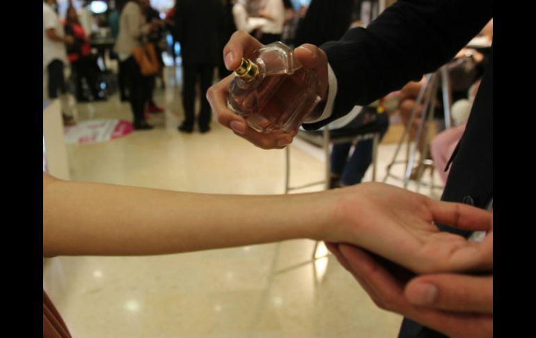 Los principales artículos que se comprarán para las reinas de la casa son perfumes, joyería, cosméticos y accesorios para dama. EL INFORMADOR / ARCHIVO