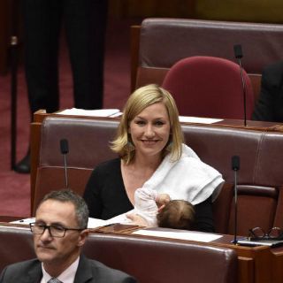 Bebé hace historia en parlamento australiano