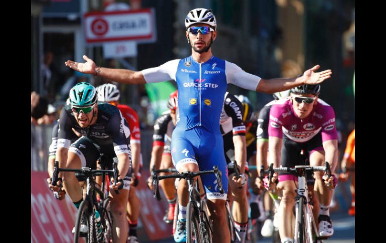 El colombiano del equipo Quick-Step celebra el final de la etapa donde se consumó como ganador. AFP / L. Benies