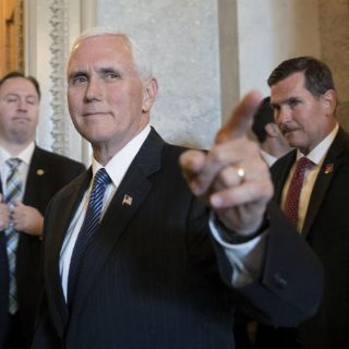 Trump evalúa el reemplazo de Comey, revela Pence