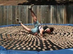 Daniel Gruchy salta sobre un brincolín con las ratoneras. YOUTUBE / The Slow Mo Guys