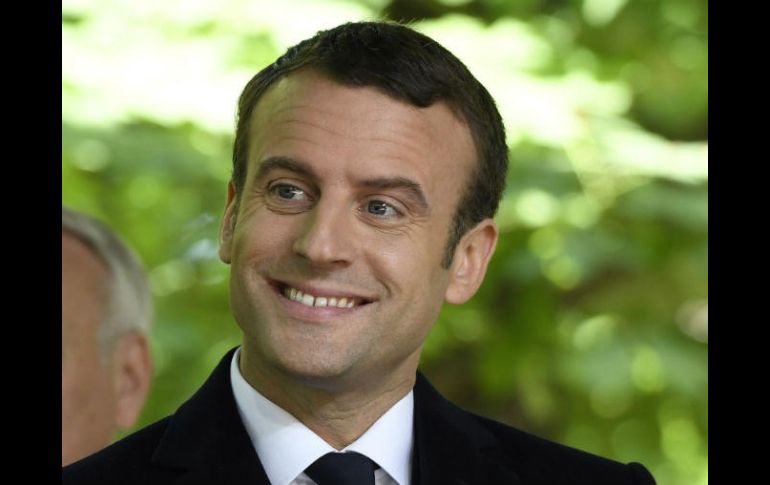 Luego de entrar oficialmente en labores este domingo, se espera que Emmanuel Macron anuncie a su primer ministro el lunes siguiente. AP / E. Feferberg