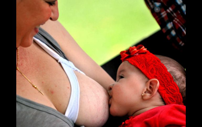 Cada 12 meses de lactancia materna puede reducir hasta 4.3 por ciento el riesgo de desarrollar cáncer de mama. EFE / ARCHIVO
