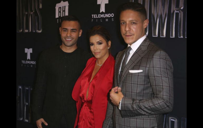 Protagonistas. De izquierda a derecha: Gabriel Chavarria, Eva Longoria y Theo Rossi en la presentación de “Lowriders”, en Los Ángeles. AP /