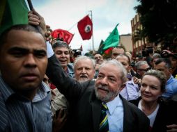 Luiz Inácio Lula da Silva fue recibido en los juzgados por una multitud que lo apoyaba. EFE / F. Bizerra